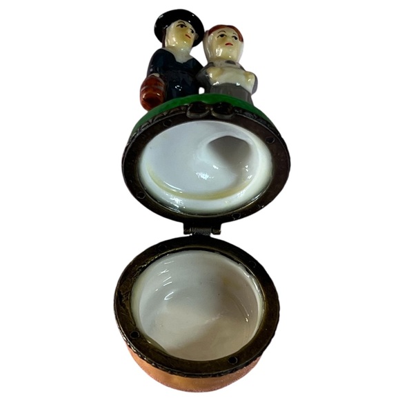 Porcelain Hinged Trinket Box Pilgrim Couple Thanksgiving Miniature VTG - Picture 5 of 7